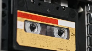 Ses kasetlerini teyp kaydında değiştir, kapat. Bir kasette birçok farklı renkte eski ses kasetleri çalınır. Eski bir kaseti oynatıyordum. Retro bantlar güvertede döner. 80 'ler, 90' lar nostaljik