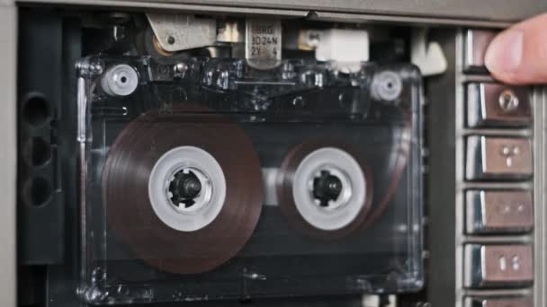 Přehrávání Přehrávače Zvuku Vložte Vysunout Vintage Transparentní Audio Kazetu Zblízka — Stock video