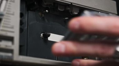 Kayıt cihazına bir ses kaseti yerleştir ve oynat, fırlat, kapat. Eski ses oynatılıyor. Retro çalıcıda klasik plak sesi. Bant makaraları güvertede döner. Rekreasyon konuşmaları, aramalar, arşiv, 80 'ler