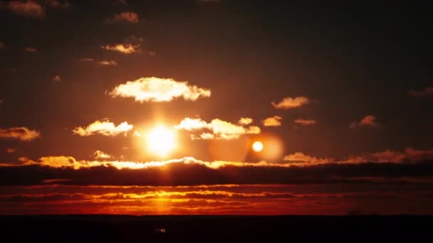Turuncu Gökyüzünde Inanılmaz Bir Gün Batımı Kara Dramatik Bulutlar Timelapse — Stok video