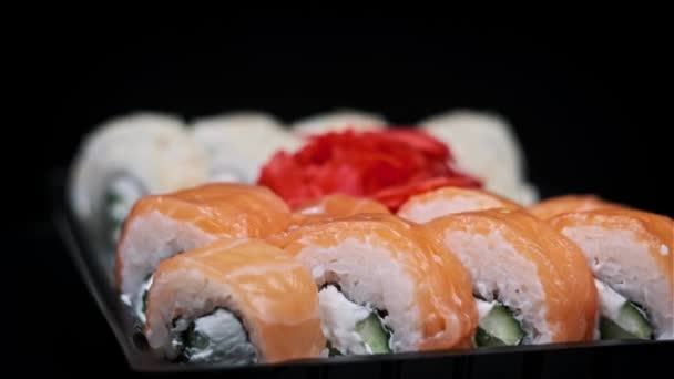Sushi Ρολά Ένα Πλαστικό Κουτί Παράδοσης Περιστρέψτε Κοντινό Κουτί Σούσι — Αρχείο Βίντεο