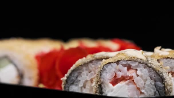 Los Rollos Sushi Una Caja Entrega Plástico Giran Cerca Caja — Vídeo de stock