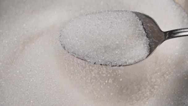 Biorę Pełną Łyżeczkę Cukru Miski Cukru Zwolnionym Tempie Zbliżenie Zmierzyć — Wideo stockowe
