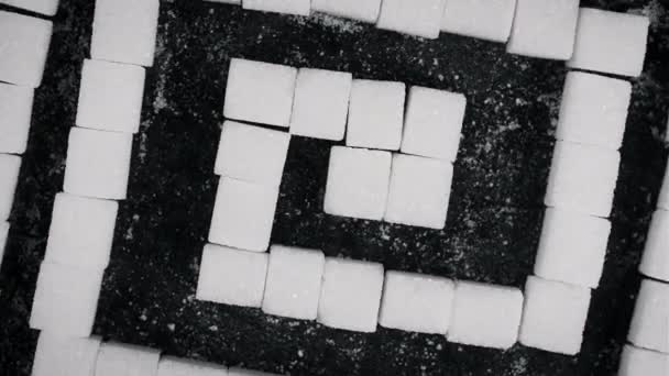 糖蜜迷宫 许多糖立方体折叠成迷宫状 在黑色背景上旋转 概念糖瘾 不健康饮食 糖尿病 解决问题 心理健康 — 图库视频影像