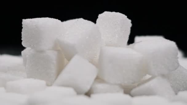 Kostki Cukru Obracają Się Czarnym Tle Bliska Wiele Białych Kostek — Wideo stockowe