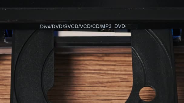 Dvd 컴팩트 디스크가 플레이어에 삽입됩니다 플레이어 트레이 클로즈업에 Cd를로드합니다 레이저 — 비디오