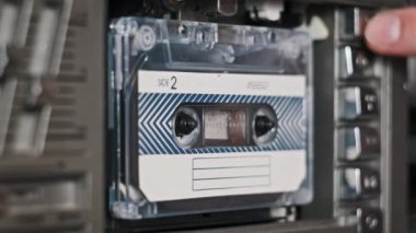 Kayıt cihazına bir ses kaseti yerleştir ve oynat, fırlat, kapat. Eski ses oynatılıyor. Retro çalıcıda klasik plak sesi. Bant makaraları güvertede döner. Rekreasyon konuşmaları, aramalar, arşiv, 80 'ler