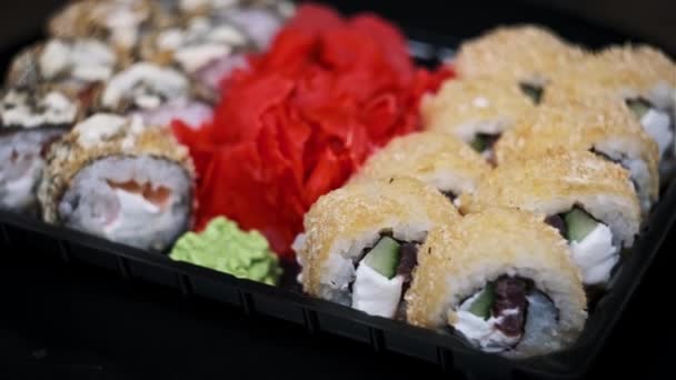 Los Rollos Sushi Una Caja Entrega Plástico Giran Cerca Caja — Vídeo de stock