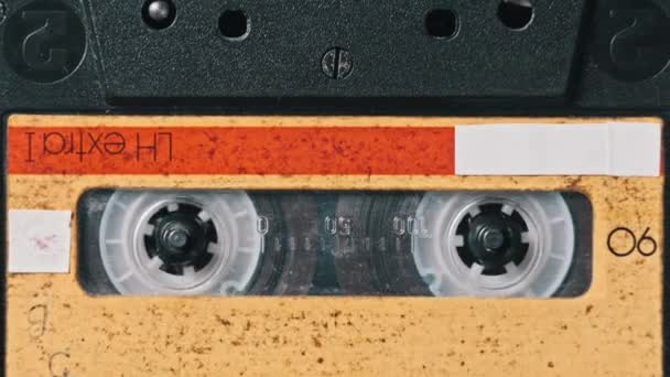 盒式磁带录音机播放老式黄色盒式磁带特写 复古录音机 播放旧磁带的录音机 复古磁带卷轴在甲板上旋转 Rec Conversations Calls Archive 000 90S — 图库视频影像