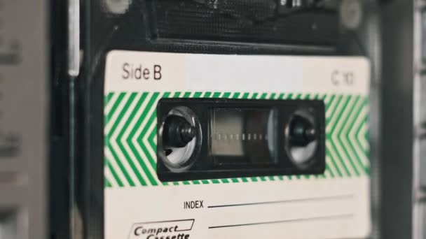 オーディオテープレコーダー再生ヴィンテージオーディオカセットクローズアップ レトロ レコーダー 古いテープを再生するレコードプレーヤー レトロテープリールはデッキで回転します アーカイブ 80年代 ノスタルジック — ストック動画