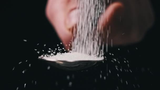 Zucker Fällt Einen Löffel Auf Schwarzem Hintergrund Zeitlupe Nahaufnahme Messen — Stockvideo