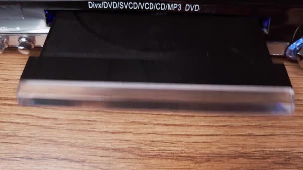 Dvd光盘被插入到播放器中 男性手将Cd装入Cd播放机托盘的特写中 在激光光学信息存储介质上记录的音乐 电影或数据 装载量光碟 — 图库视频影像