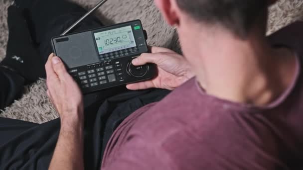 Man Hold Modern Portable Rádio Big Digital Lcd Scale Displaying — Vídeo de Stock