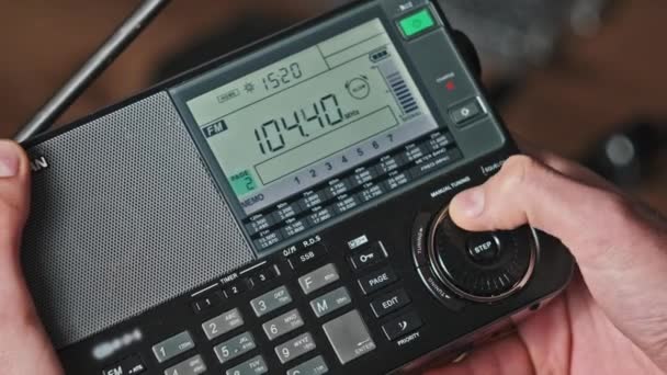 Человек Ищет Частоту Радиостанций Современном Радио Цифровым Масштабом Мужские Руки — стоковое видео