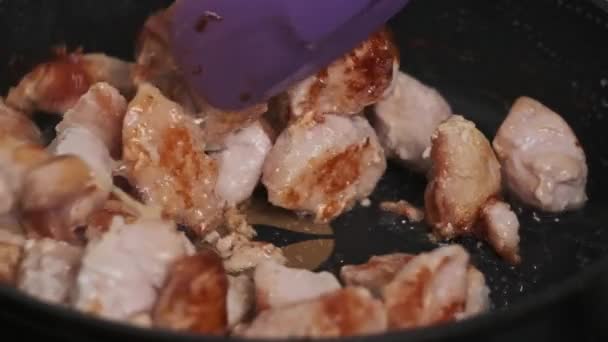 Kawałki Mięsa Kurczaka Smażone Patelni Domowej Kuchni Slow Motion Apetyczne — Wideo stockowe