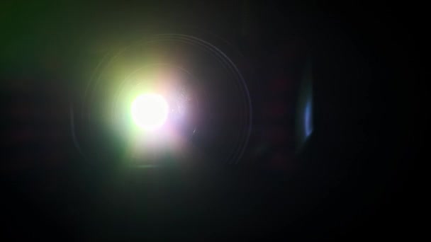 Projektor Sendet Mehrfarbige Helle Strahlen Für Filmübertragungen Aus Nahlinsenschlag Lichtübergänge — Stockvideo