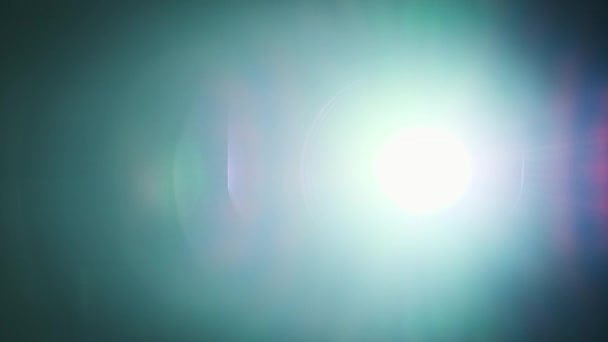 Projektor Emituje Żywe Wielobarwne Wiązki Transmisji Ekranowej Zawierają Jasne Światło — Wideo stockowe