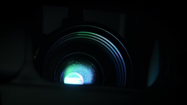 多色放映机发射明亮的光束播放电影 镜头耀斑 棱镜对黑色背景的影响的特写 理想的家庭影院或商业展示 — 图库视频影像