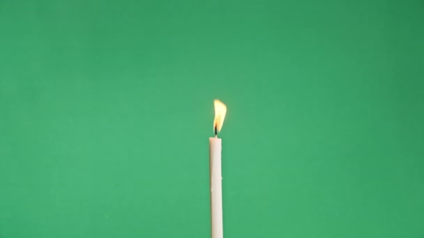 Κερί Καίει Πράσινο Φόντο Φλόγα Κεριού Στο Κλειδί Χρωμίου Αντιγραφή — Αρχείο Βίντεο