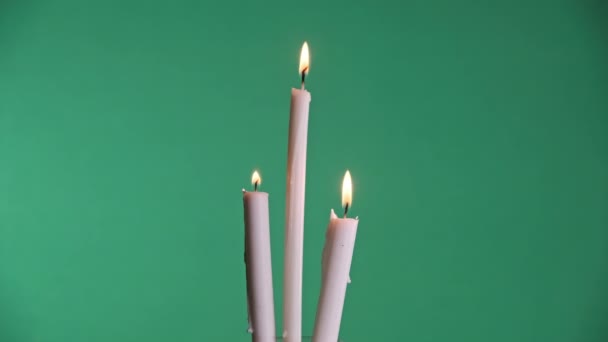 三支蜡烛在绿色的背景上点燃 色键上的烛焰 复制空间 近照下的烛焰 阿尔法通道背景 孤立无援概念假日 记忆等 — 图库视频影像