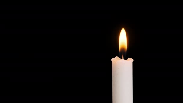Eine Brennende Und Erloschene Kerze Auf Schwarzem Hintergrund Kopierraum Kerzenflammen — Stockvideo