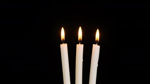Три Свічки Горять Гасять Чорному Тлі Копіюють Простір Свічка Полум — стокове відео