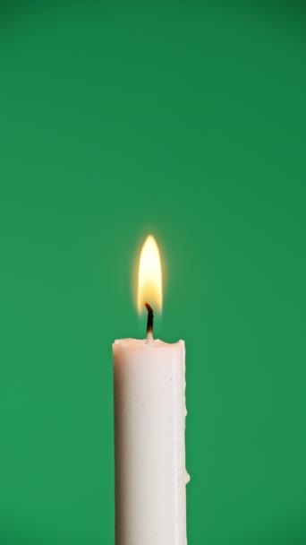 绿色屏幕上的垂直烛焰 一支蜡烛在色键的背景上燃烧 复制空间 火焰灯灯火通明 阿尔法频道孤立无援概念宗教 假日派对4K — 图库视频影像