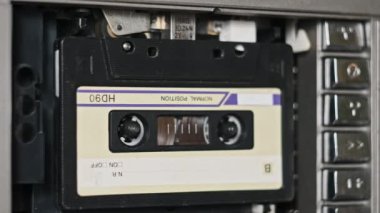 Retro teypte değişen ses kasetleri. Bir kasette birçok farklı renkte ses kasetleri çalınır. Eski kasetler kayıt cihazında döner. Çağrılar, kayıt, arşiv, müzik 80 'ler, 90' lar, nostaljik