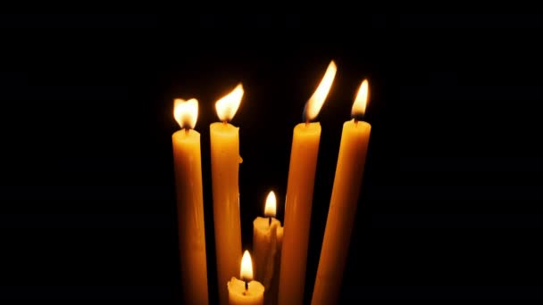 六支蜡烛在黑色的背景上燃烧和熄灭 复制空间 蜡烛的火焰点燃了特写 炽热的烛焰 孤立无援概念纪念 记忆等 — 图库视频影像