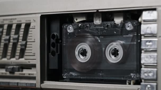 录音带录音机回放 插入并弹出老式透明盒式磁带特写 播放旧磁带的录音机 复古磁带卷轴在甲板上旋转 Rec Conversations Calls Archive 80年代 — 图库视频影像