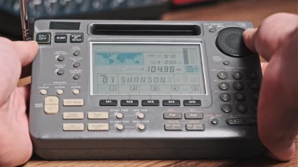 디지털 Lcd 스케일 라디오에 라디오 방송국의 주파수를 휴대용 라디오 집에서 — 비디오