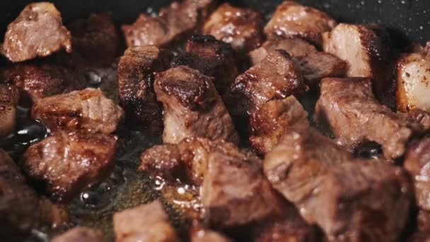 多汁的猪肉片在家庭厨房的油锅里煎 开胃切碎的肉在炉子上用不粘的平底锅烹调和烘烤 食品准备 — 图库视频影像