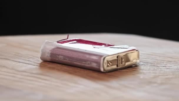 锂电池旋转的特写 装置用锂离子电池 锂离子可充电蓄电池在宏观上 移动设备的电力供应 回收问题 — 图库视频影像