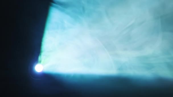 Die Projektorlinse Fängt Intensives Mehrfarbiges Licht Rauch Auf Die Grellen — Stockvideo