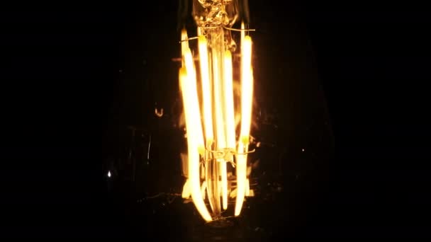 Černém Pozadí Bliká Roční Žárovka Led Wolframová Lampa Visící Drátu — Stock video