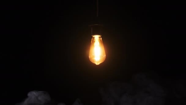Černém Pozadí Kouřem Bliká Roční Žárovka Led Wolframová Lampa Visící — Stock video
