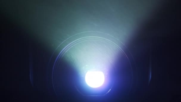 Proyektor Lensa Menangkap Intens Multi Berwarna Cahaya Dalam Asap Sinar — Stok Video