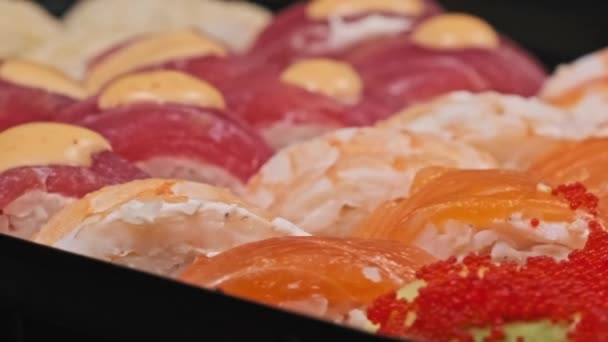 Rolos Sushi Uma Caixa Entrega Plástico Giram Close Caixa Sushi — Vídeo de Stock