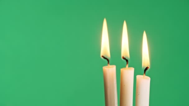 Τρία Κεριά Ανάβουν Πράσινο Φόντο Φωτιά Κεριού Στο Κλειδί Χρωμίου — Αρχείο Βίντεο