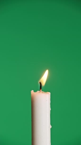 Svislá Jedna Svíčka Hoří Zeleném Pozadí Plamen Svíčky Chromovém Klíči — Stock video