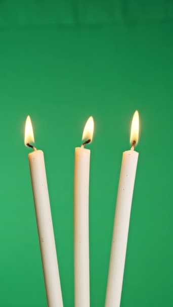 Zeleném Pozadí Jsou Zapáleny Tři Svislé Svíčky Plameny Svíček Chromatickém — Stock video
