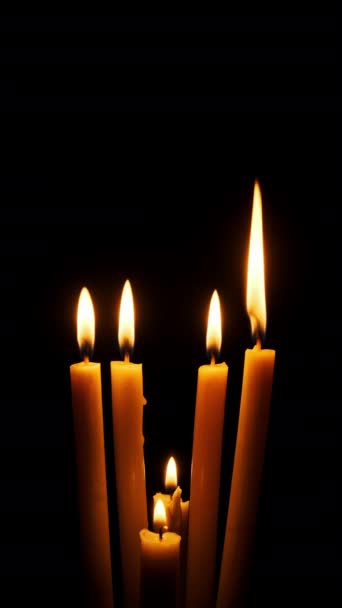 Vertikal Sechs Brennende Und Erloschene Kerzen Auf Schwarzem Hintergrund Kopierraum — Stockvideo