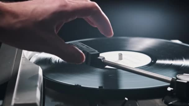 Die Schallplatte Rotiert Plattenspieler Die Nadel Berührt Das Vinyl Hand — Stockvideo