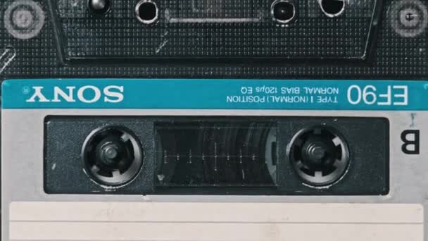 オーディオテープレコーダー再生ヴィンテージオーディオカセットクローズアップ レトロ レコーダー 古いテープを再生するレコードプレーヤー レトロテープリールはデッキで回転します アーカイブ 80年代 ノスタルジック — ストック動画