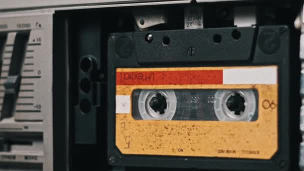录音带录音机回放 播放一个旧的盒式磁带特写 复古留声机中的复古录音 怀旧的磁带卷轴在甲板上旋转 谈话录音 80年代90年代 — 图库视频影像