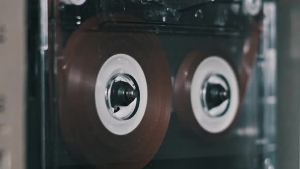 录音带录音机回放 播放一个旧的透明盒式磁带特写 复古留声机中的复古录音 带子卷轴在甲板上旋转 谈话录音 80年代 — 图库视频影像