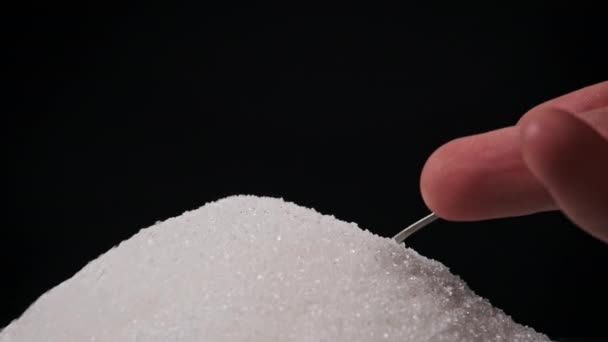 Πάρει Κουτάλι Γεμάτο Ζάχαρη Από Ένα Σωρό Ζάχαρης Μαύρο Φόντο — Αρχείο Βίντεο