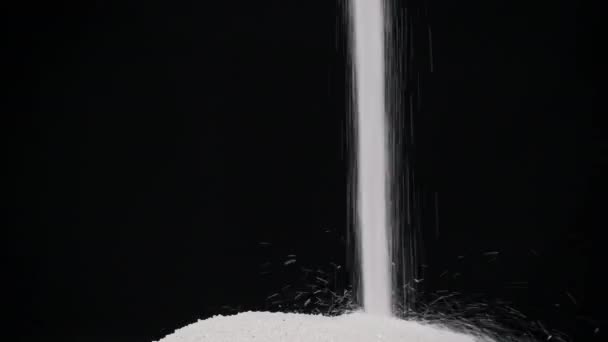 Сахар Наливается Поток Черном Фоне Замедленного Съемки Крупным Планом Белый — стоковое видео
