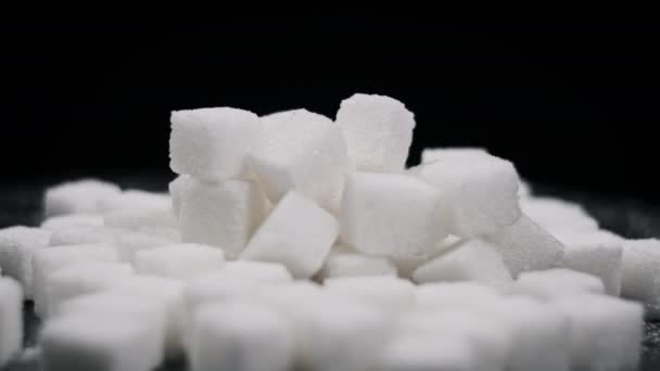 Montón Terrones Azúcar Rotan Sobre Fondo Negro Cerca Muchos Cubos — Vídeos de Stock