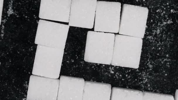 Сахарный Лабиринт Многие Кубики Сахара Сложены Форме Лабиринта Вращается Черном — стоковое видео